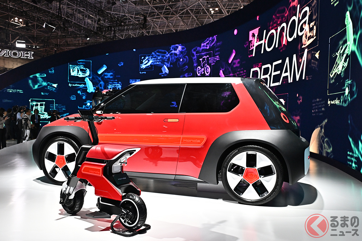 手前に置かれているのが2輪車「Pocket Concept(ポケット コンセプト)」です