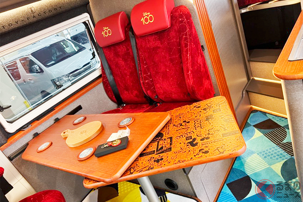 赤色シートがレトロムードを高める! 限定車「DA VINCI 6.0“DISNEY100”EDITION」のインテリア