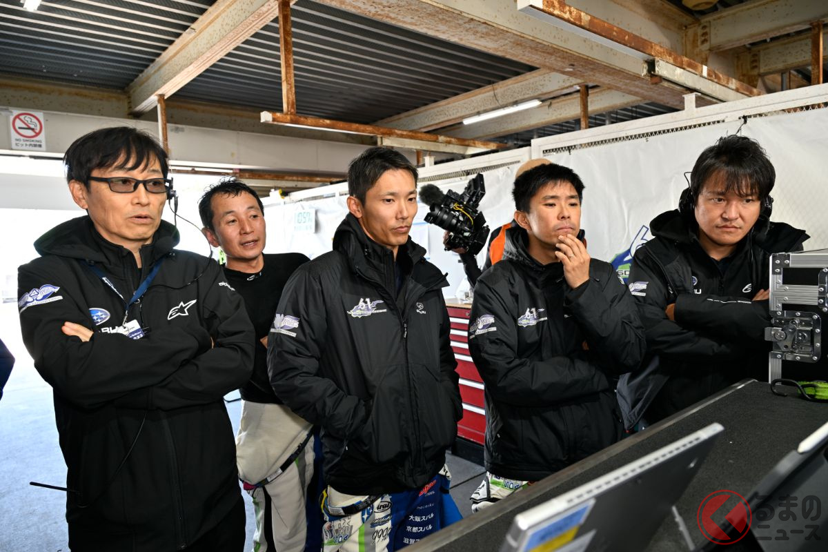 着々と進化を続ける61号車「Team SDA Engineering BRZ CNF Concept」の監督とドライバー達