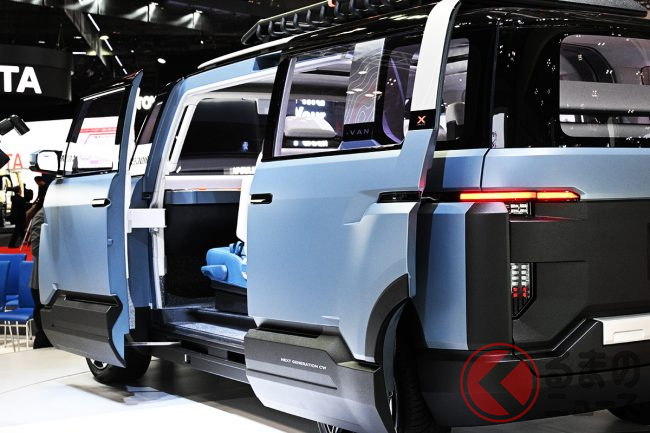 前後に開く、斬新ドア採用の「SUVミニバン」実車初公開！ 新型