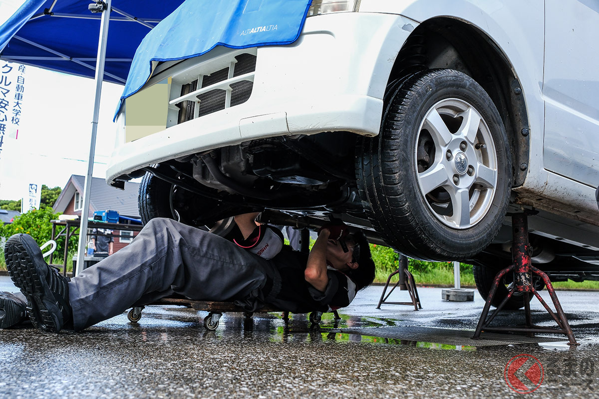 雨で地面が濡れていても、クルマを点検することに真撃に取り組む学生の姿に感動を覚えた(撮影:塩川雅人)