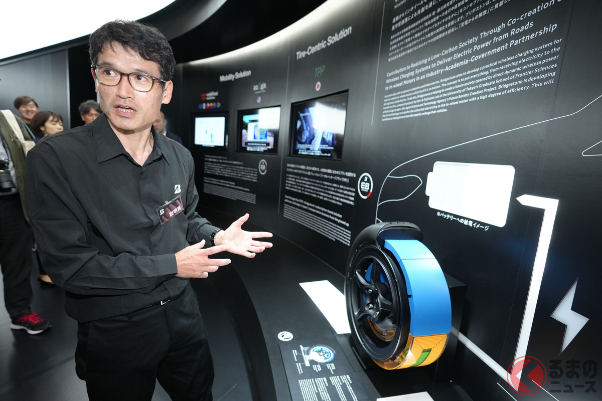 給電タイヤについて語るブリヂストンブースの担当者