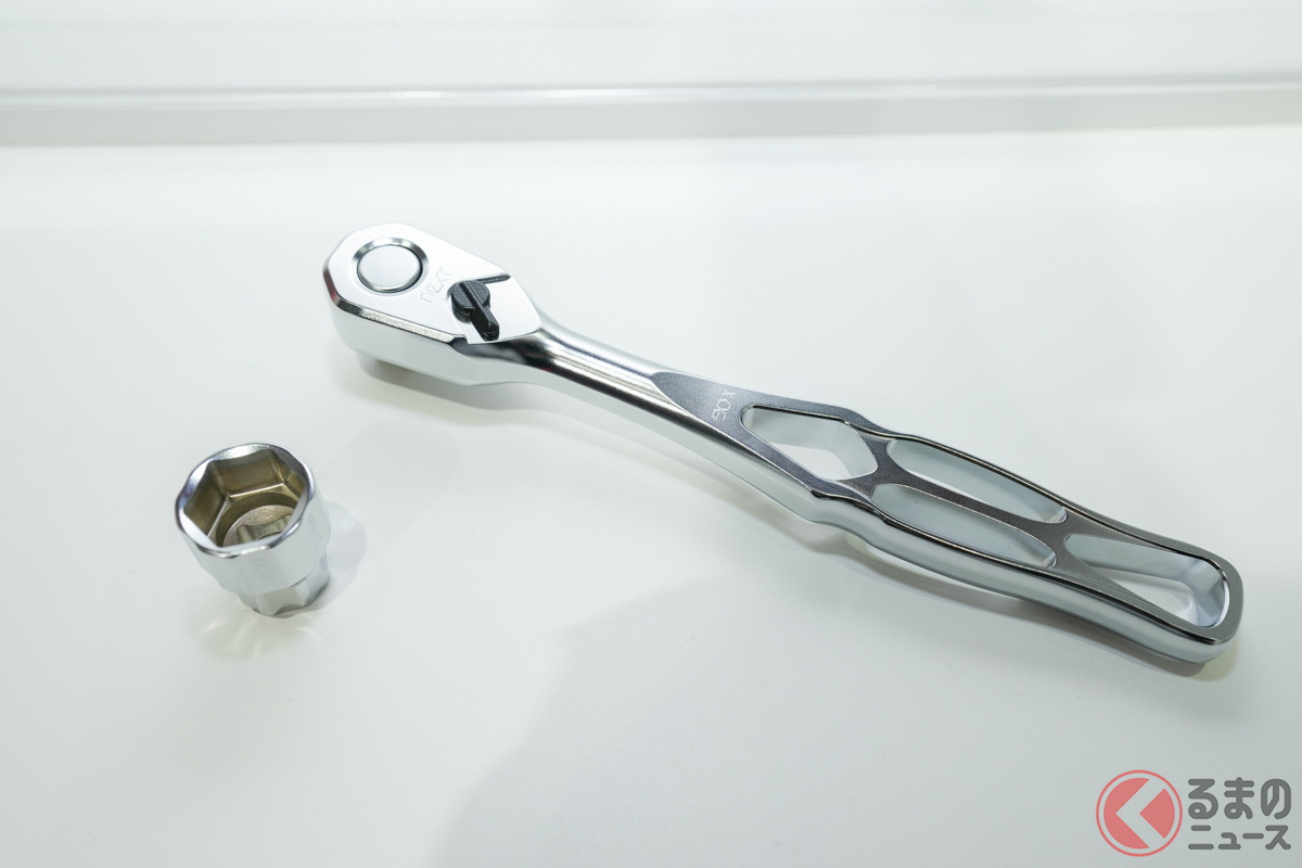 新製品の「ネプロス neXT 9.5sq.ラチェットハンドル」と開発中のソケット