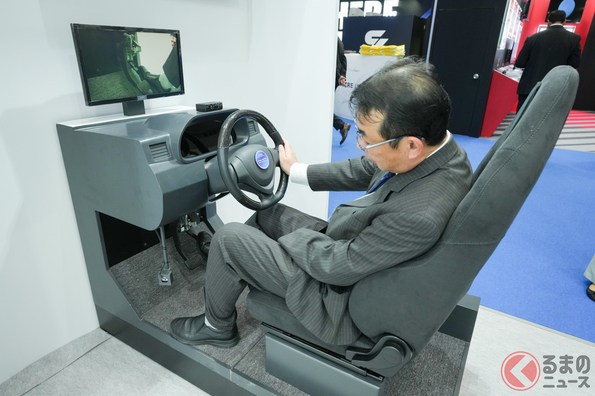 「アイアクセル」について説明をするブース担当者