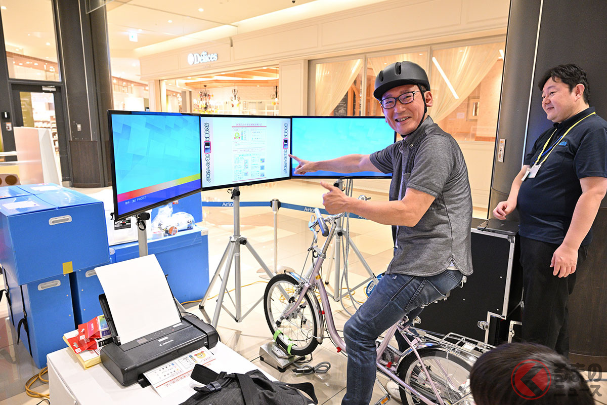 筆者(橋本洋平)が自転車シミュレーターを体験している様子