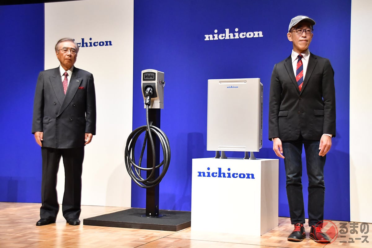 ニチコン代表取締役会長の武田一平氏（左）とトークセッションに参加した岸博幸氏（右）
