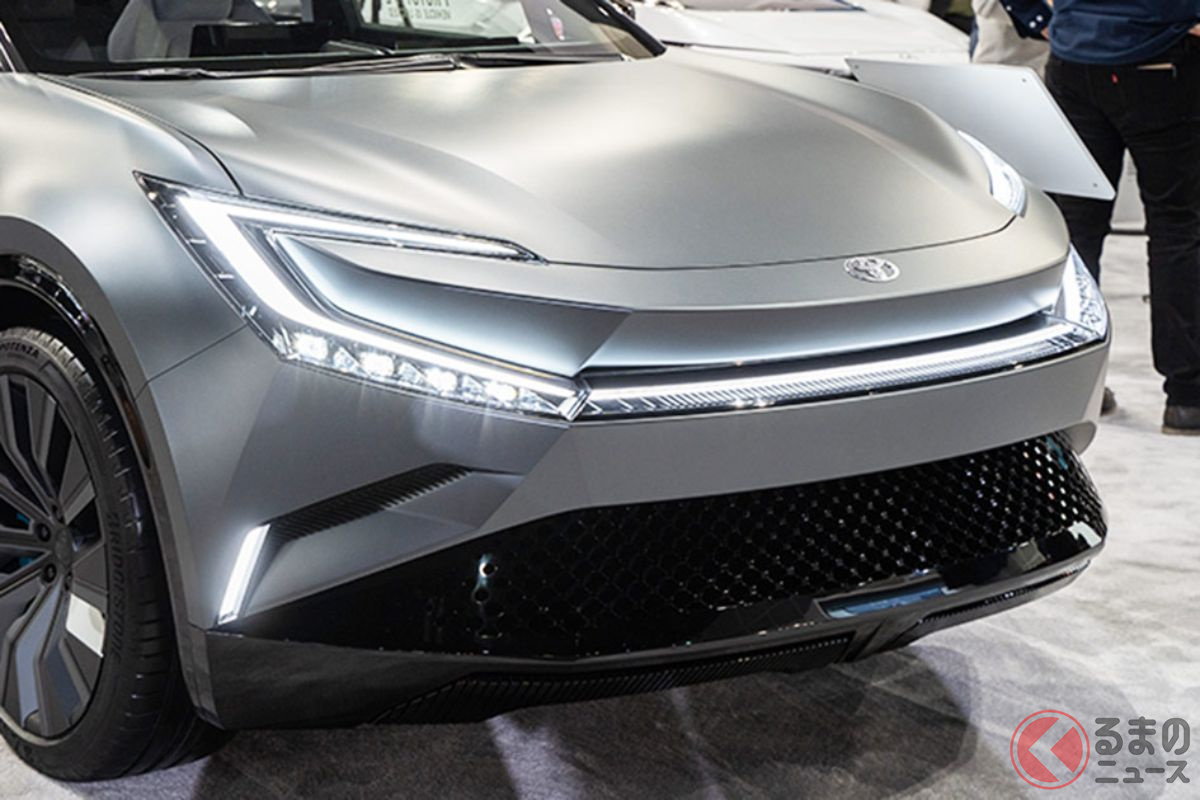 新型プリウスに似てる? コの字ヘッドライトが斬新! 公開された「bZ Compact SUV」(撮影:加藤博人)