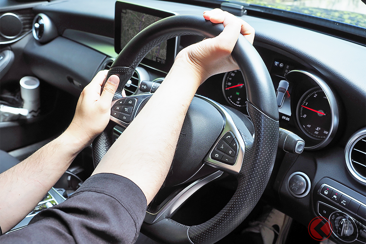 それ「ダメ」! 万が一の時に対処できない「内掛けハンドル」(写真)はやってはいけないハンドル操作方法です