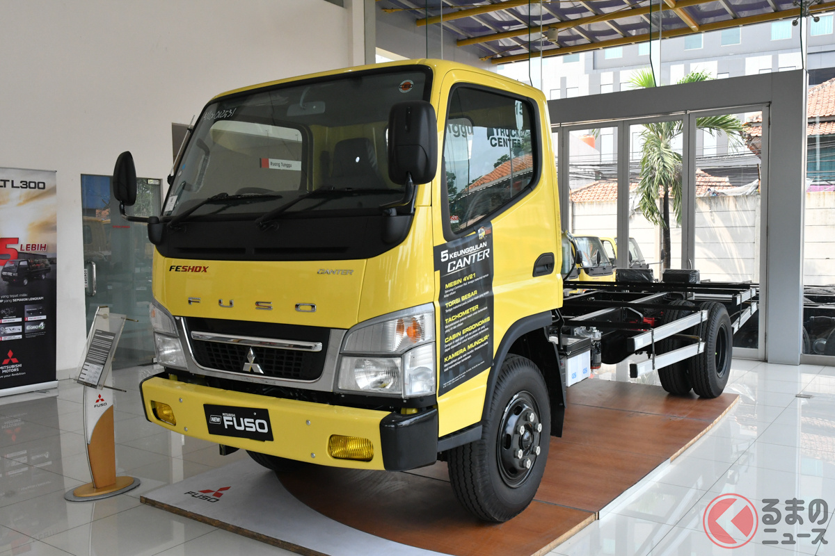 インドネシアの街なかでも多く見かける、三菱ふそうの小型トラック「キャンター」