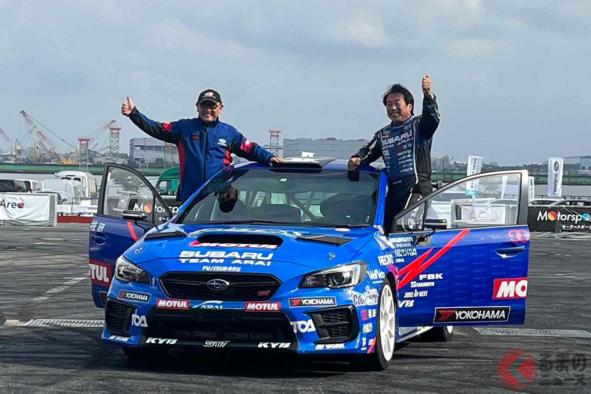 モリゾウ選手と新井敏弘選手が「ジャパンモビリティショー2023」で行われた「ラリージャパン デモラン」に参加