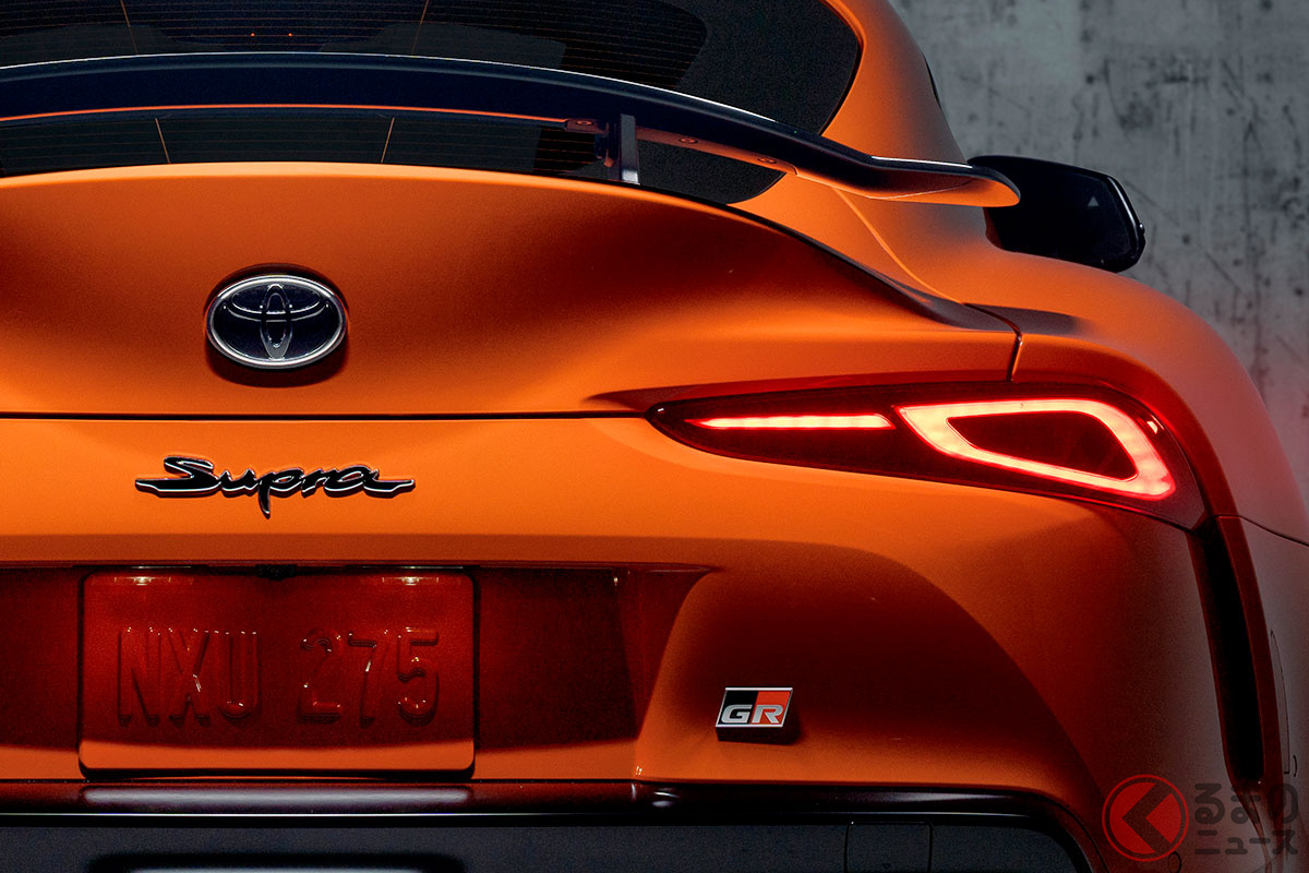 ド迫力の大型ウイングを装着した「GRスープラ 45周年記念エディション」