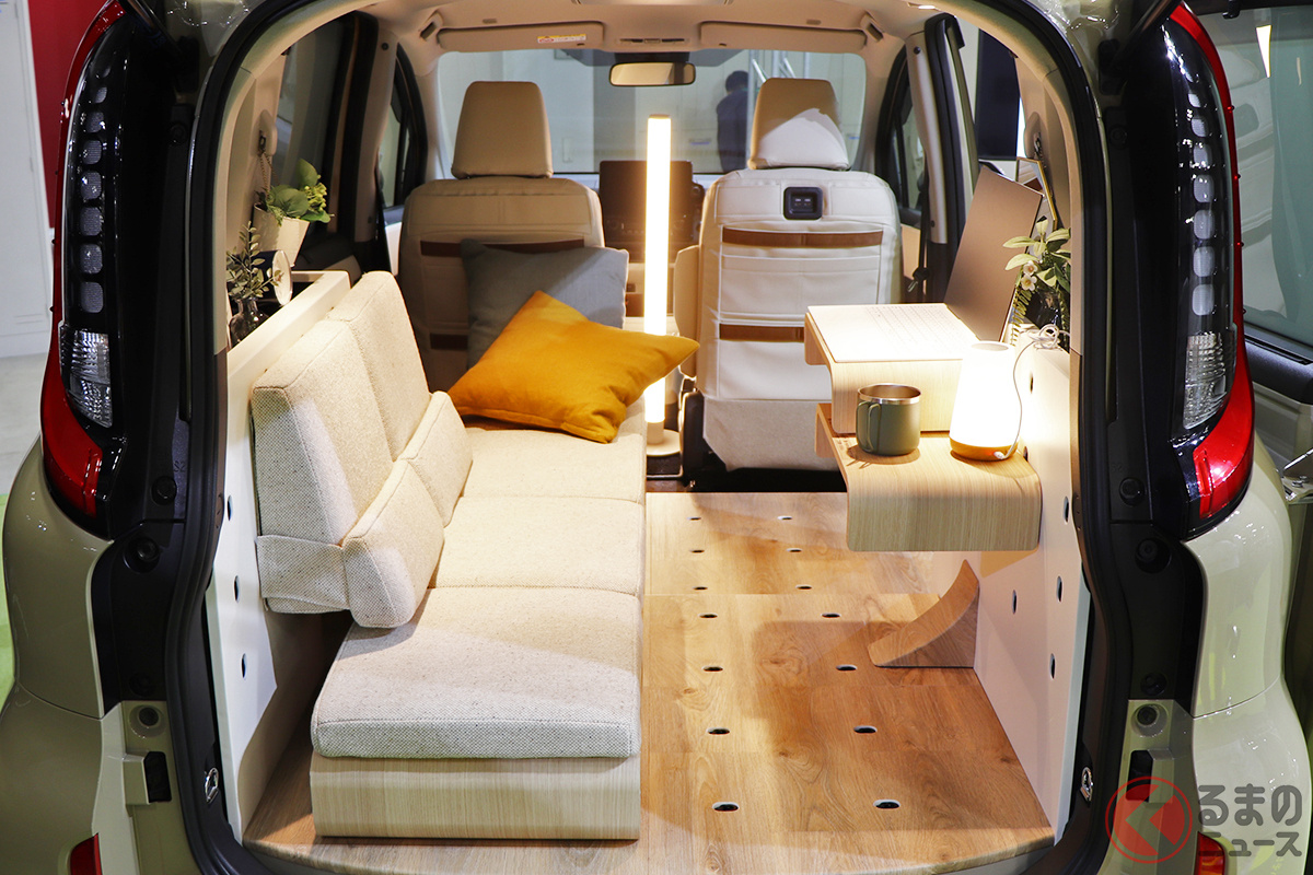 移動先が「オシャレなお部屋」に大変身!? 斬新すぎる室内の新型「シエンタ“JUNO”」とは
