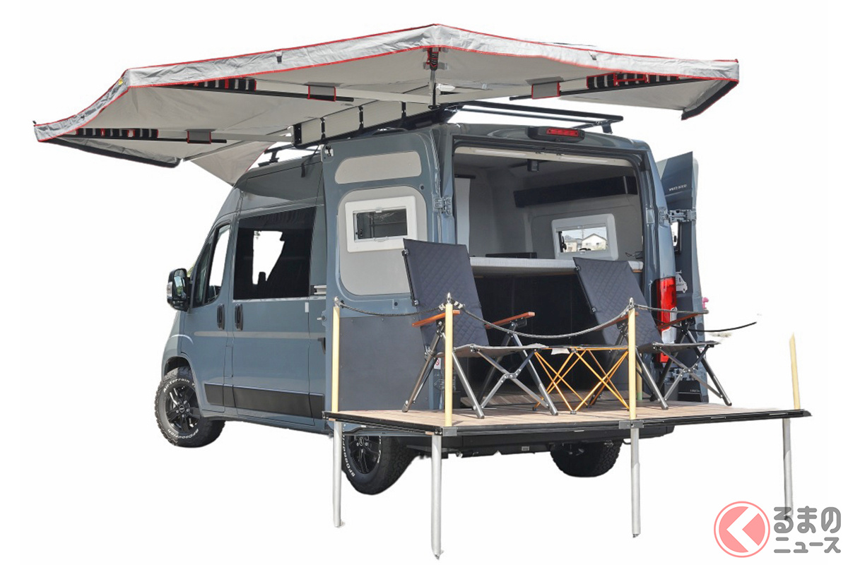 「えっ…!」後ろにウッドデッキ付き!? インパクト大なキャンピングカー「CREW CAB TERRACE(クルーキャブテラス)」