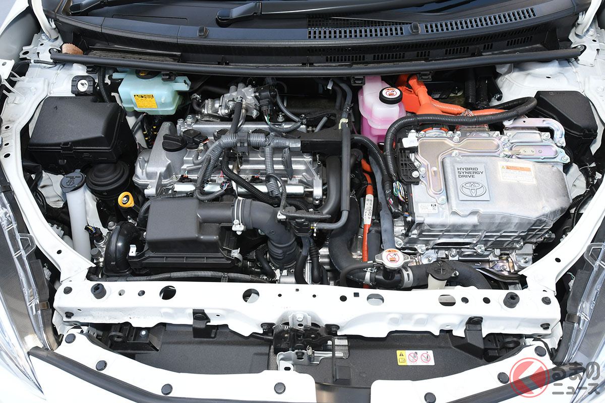 トヨタのハイブリッド車「アクア」のボンネット