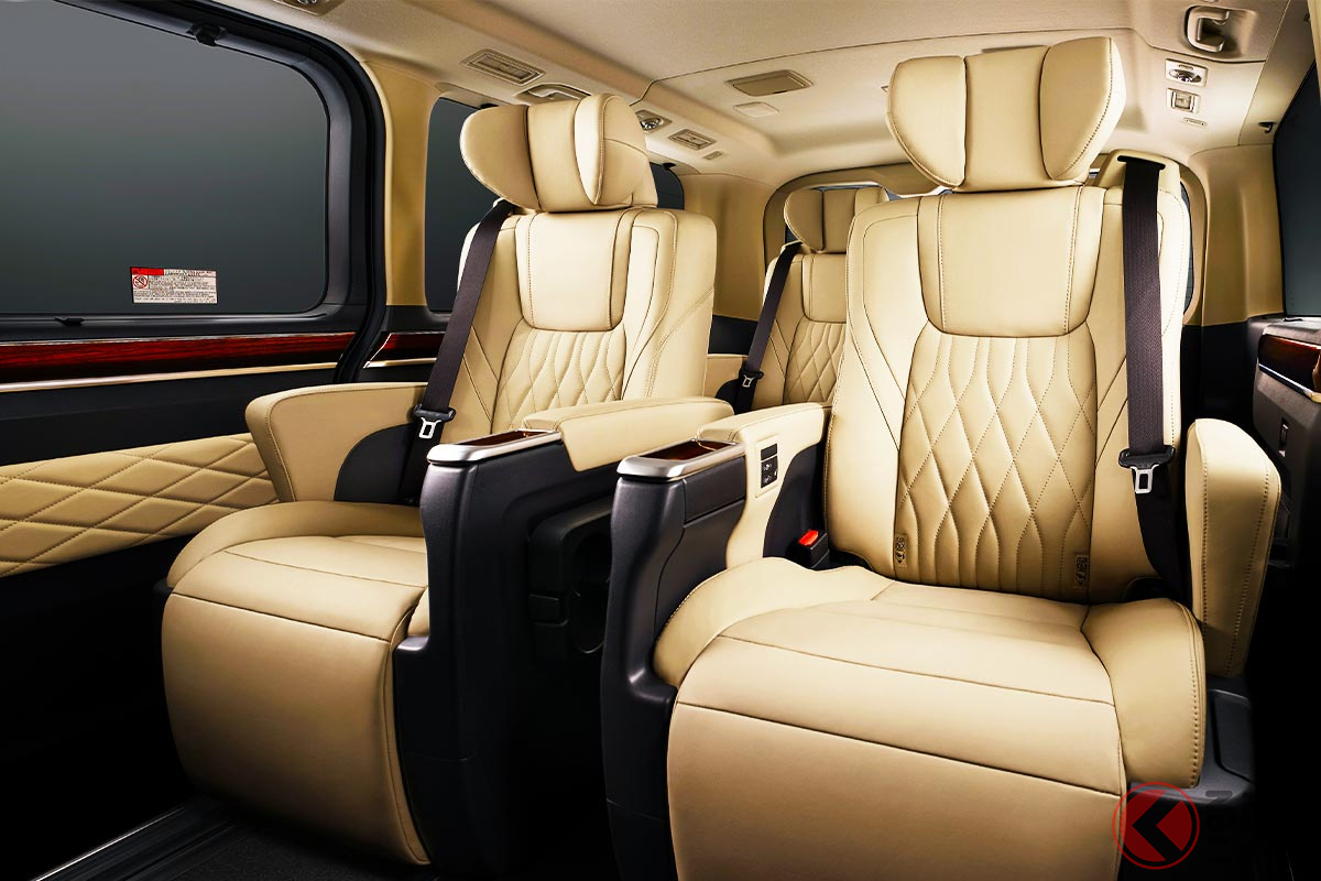 3列シート6人乗り仕様には豪華シートも装備!