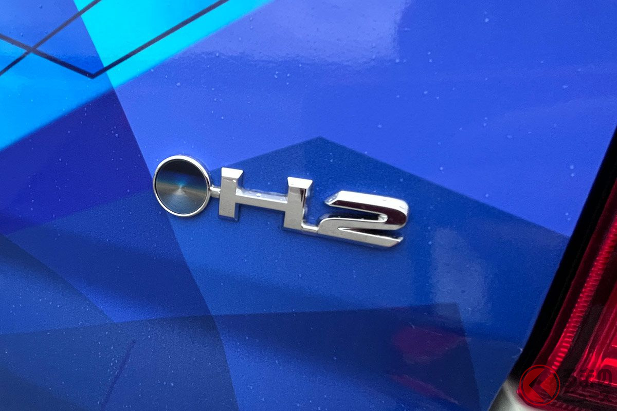 新たに「H2」というエンブレムが付与された水素エンジンを搭載する「ハイエース300系」