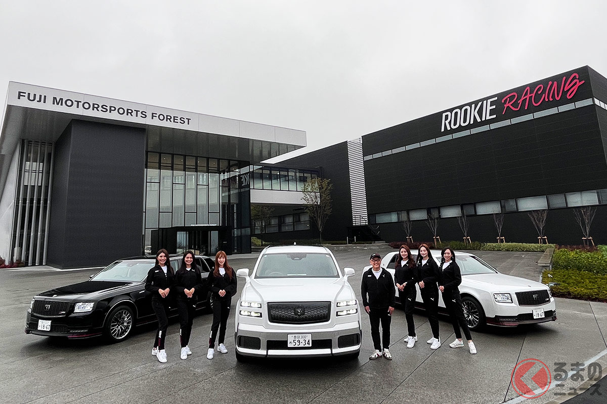 世界で初めて! 2台の「センチュリーGRMN」と新型「センチュリー」が夢の共演を果たした! (モデルはモリゾウ氏とトヨタプリティ)※オープン時に新型センチュリーは置いていません