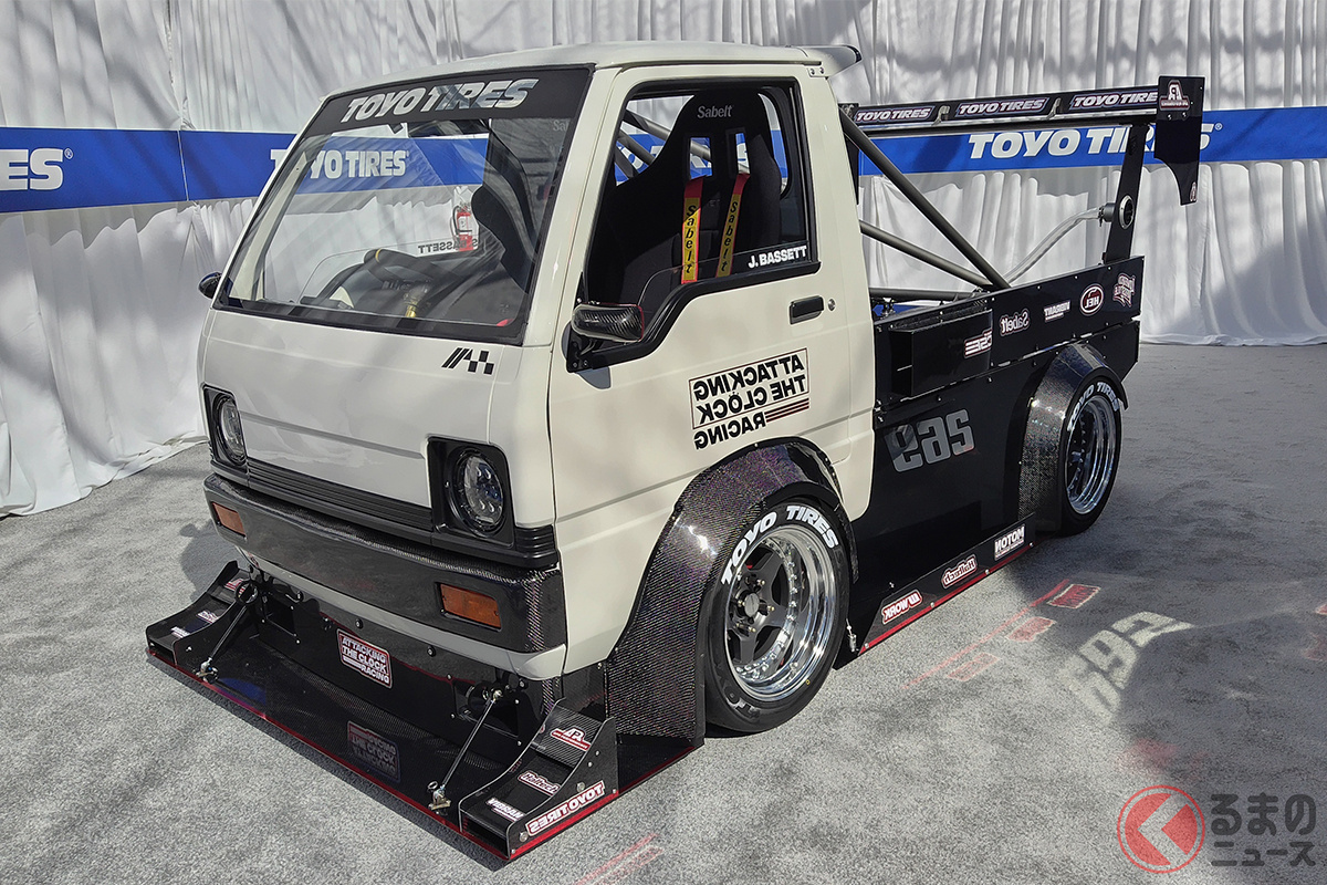 もはや原形を留めていない! 三菱の軽トラ「ミニキャブトラック」をベースにしたトーヨータイヤブースの“マシン”
