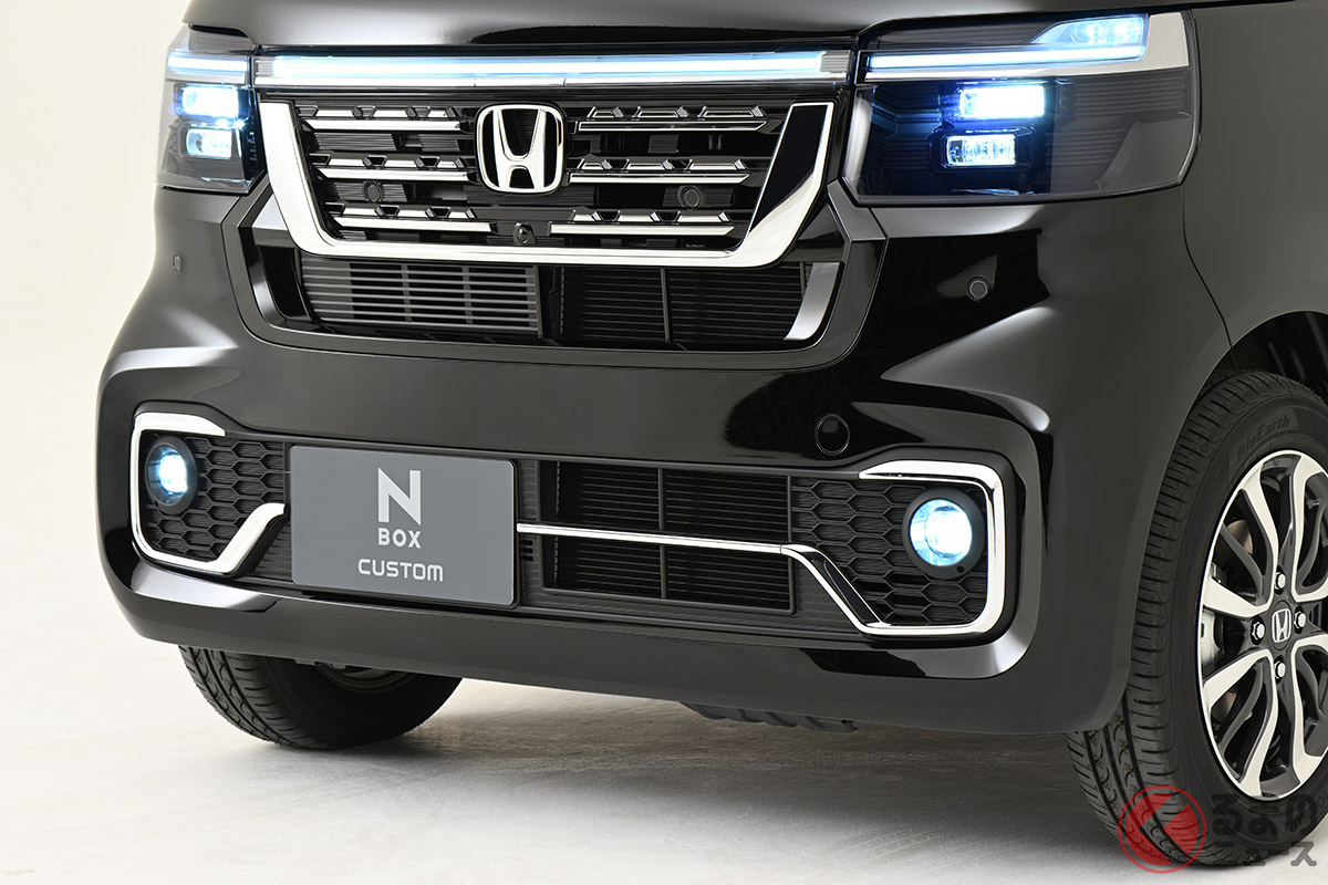 フロント全幅いっぱいに広がる横一文字ライト