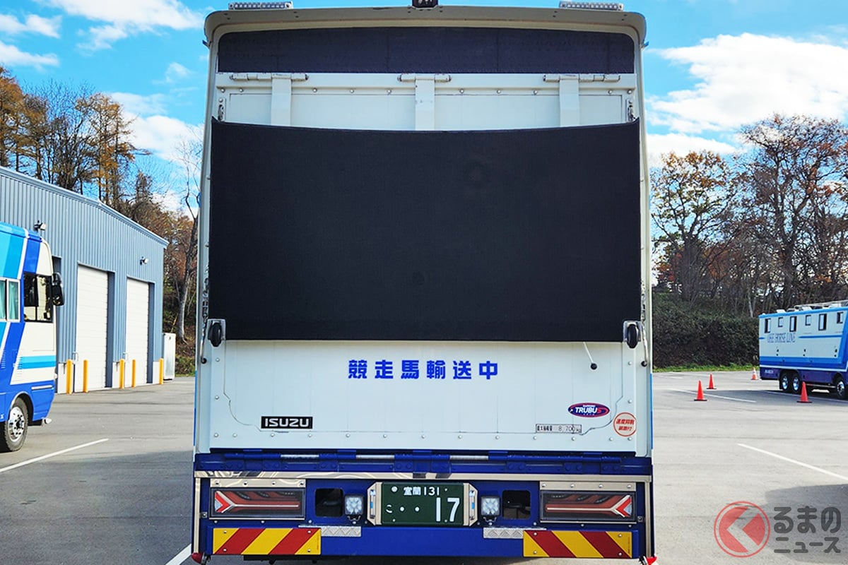 「競走馬輸送中」や「馬輸送中」と書かれたプレートをみたことはありませんか?