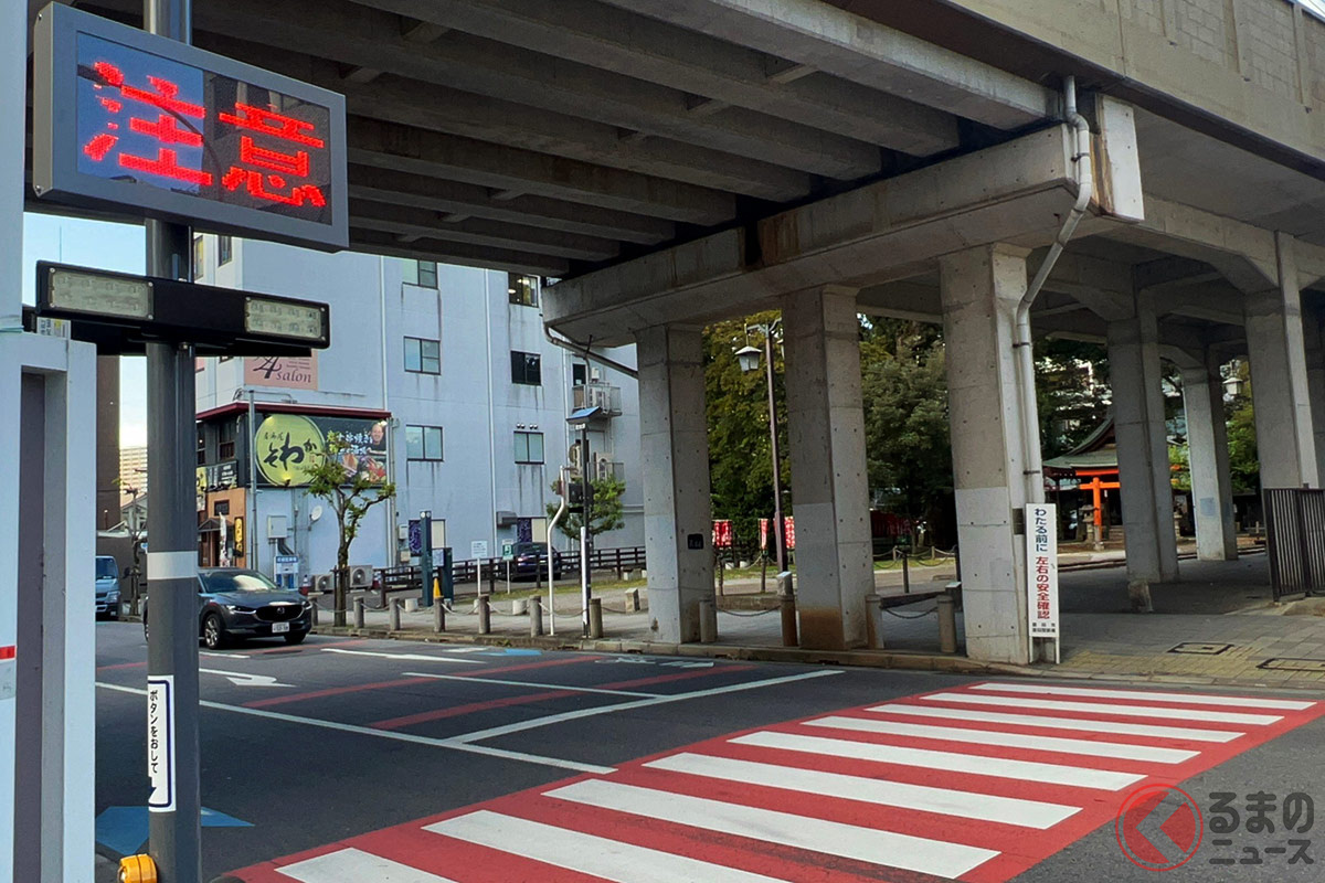 信号機の無い横断歩道で歩行者の横断を知らせる「ぴかっとわたるくん」