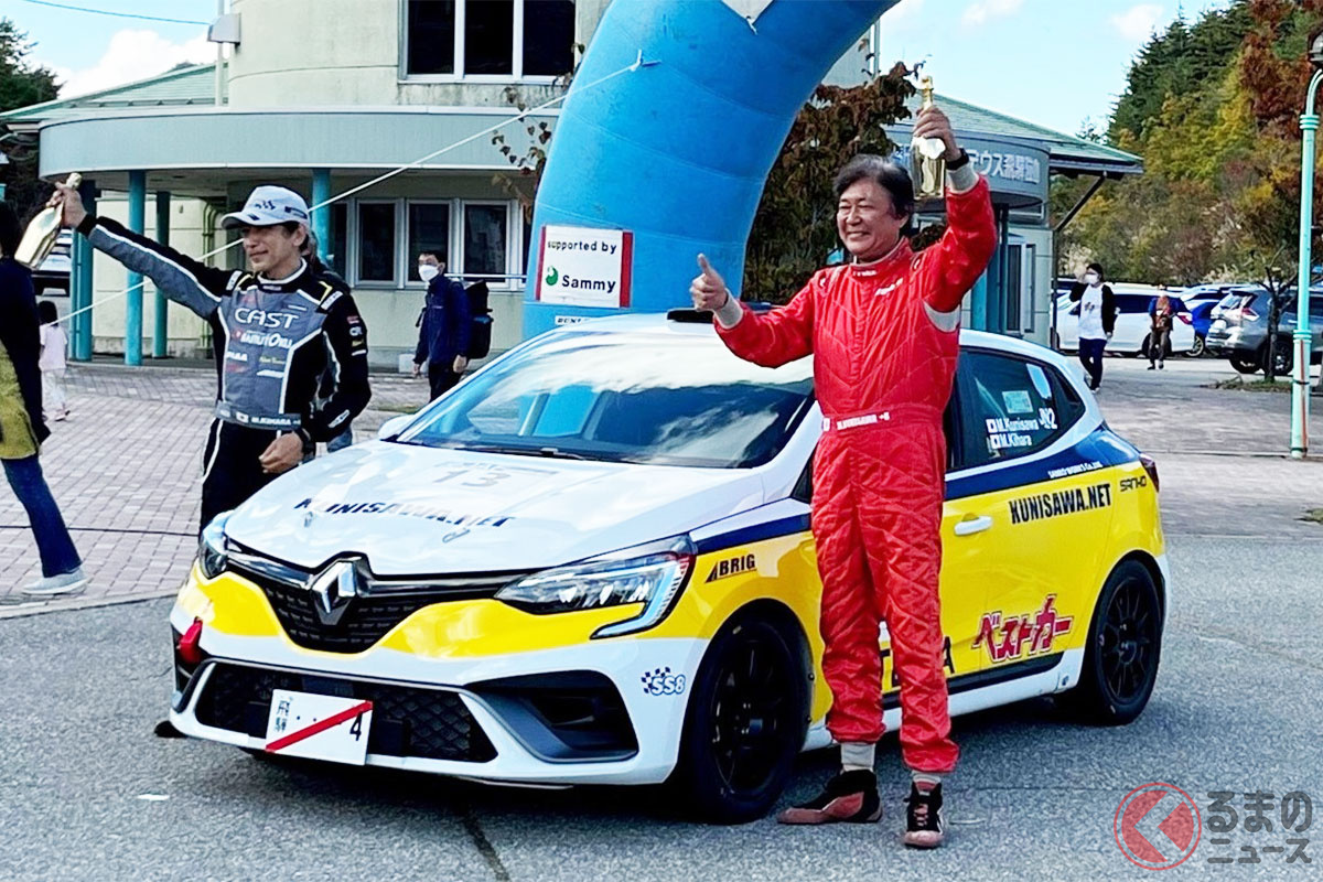 WRC「ラリージャパン」に参戦したチーム「KUNISAWA.NET」のルノー「ルーテシア ラリー5」［右は自動車評論家の国沢光宏氏］