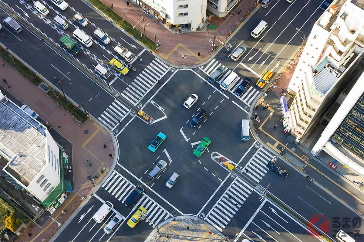 交通事故の発生率が高い「交差点」において、事前に「ウインカー」を点灯させ、周囲の交通に自車の動きをアピールすることは非常に重要です［画像はイメージです］