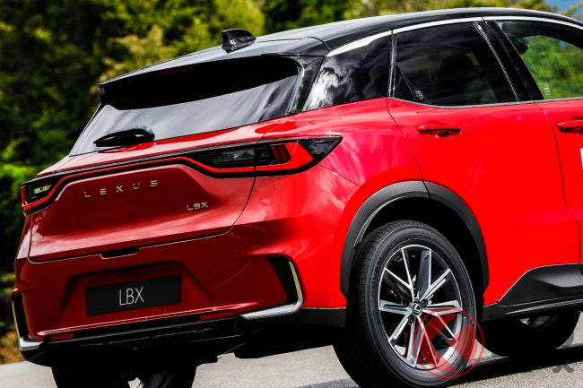 レクサスの「小さな高級車」実車展示！ 斬新フェイス採用の「高級SUV