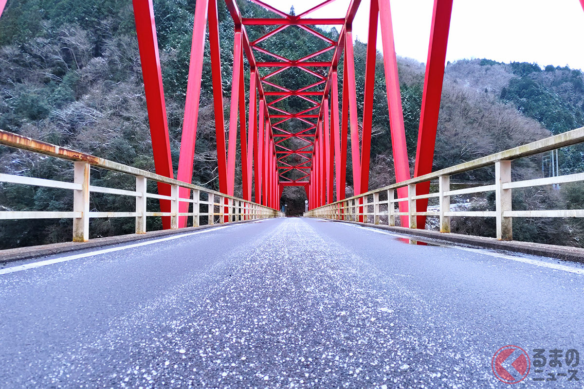 一見何もないような橋でもよく見ると凍結していることもある