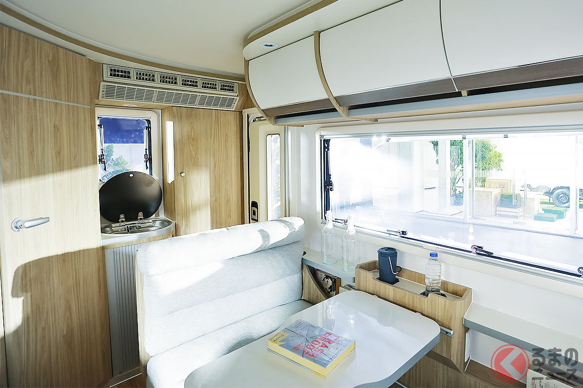 もはや「部屋」そのもの! トヨタ新型「ハイラックスチャンプ モーターホーム」(キャンピングカー)仕様車