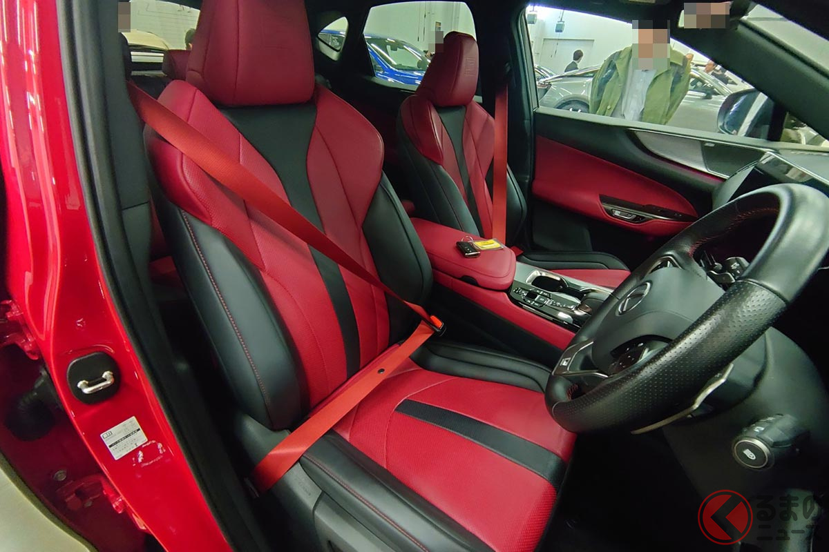 レクサスに装着された「カラードシートベルト」車内の統一感が増してカッコイイ!