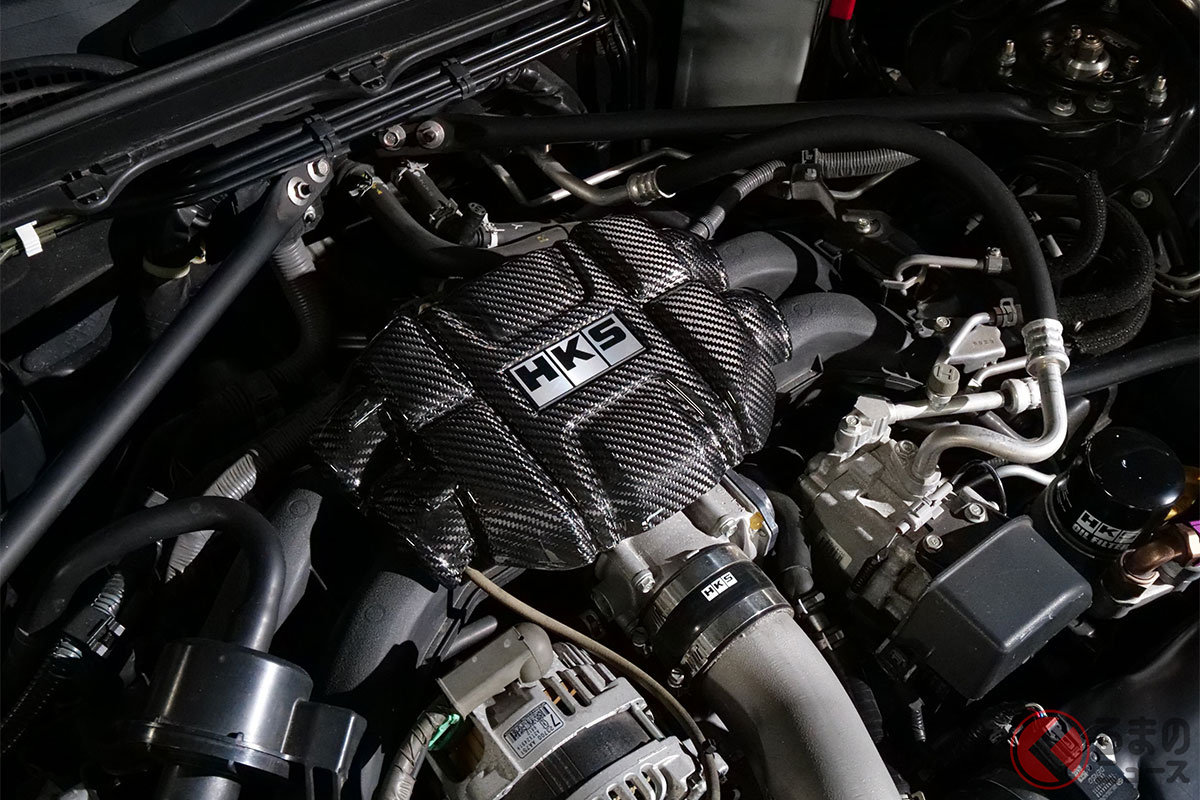 「HKS DRY CARBON ENGINE COVER ZN6/ZC6」は綾織カーボンを使用