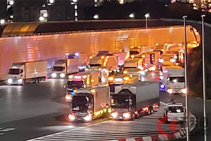 東名・東京本線料金所前の滞留状況。2020年12月23日23時58分撮影(画像:国土交通省)