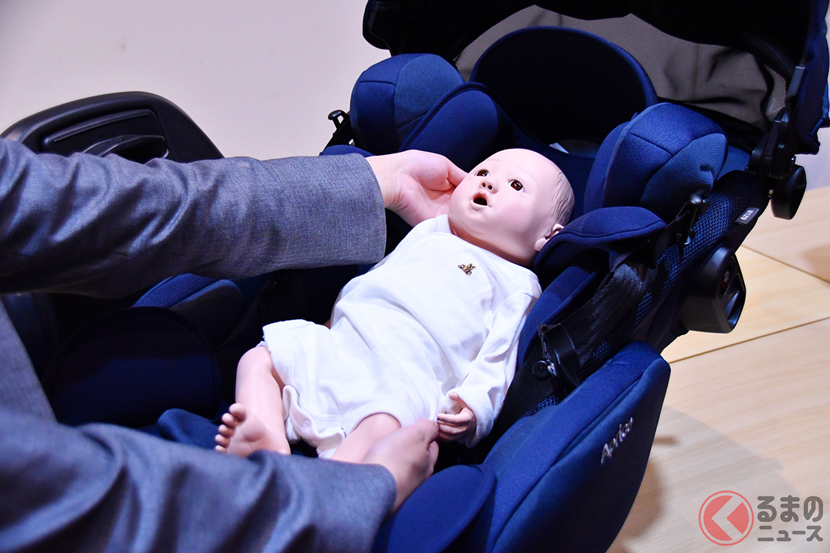 「フラディア グロウ エバー」に赤ちゃんの人形を乗せる様子