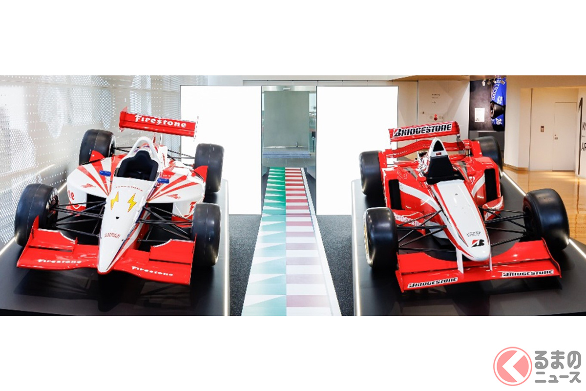 ブリヂストンブランドとファイアストンブランドのモータースポーツ活動の歩みを象徴する2台のマシン:(右)ブリヂストンのFIA フォーミュラ・ワン世界選手権参戦に向けたタイヤ開発マシン(左)ファイアストンのINDYCAR SERIES復活に向けたタイヤ開発時のカラーリング再現マシン