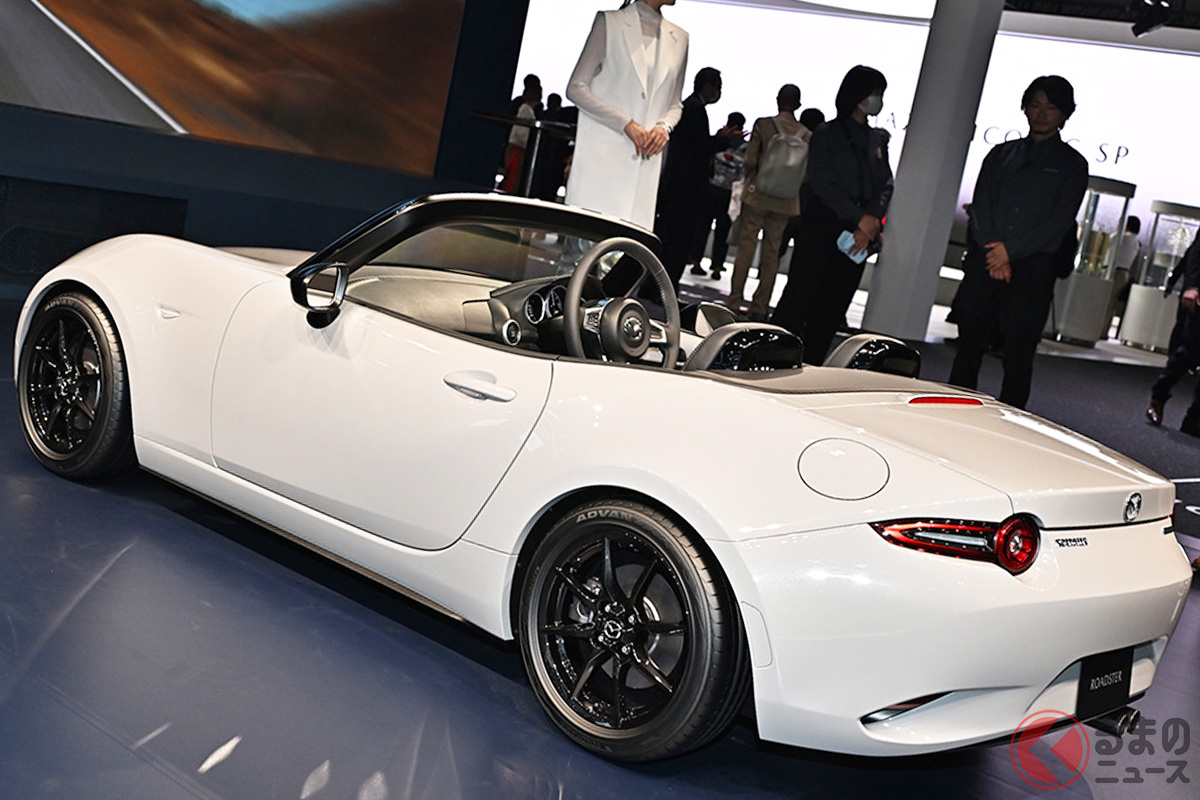 あれ? 奥のお姉さんが大きく見える! 目がバグるミニロードスターとは