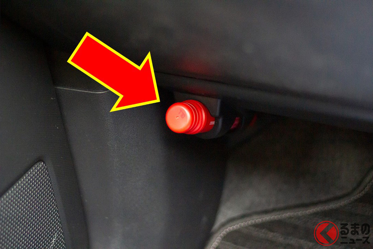 クルマに装備される発炎筒(画像はイメージ)