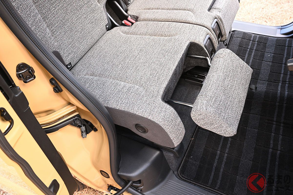 スズキ新型「スペーシア」(マルチユースフラップ/オットマンモード)