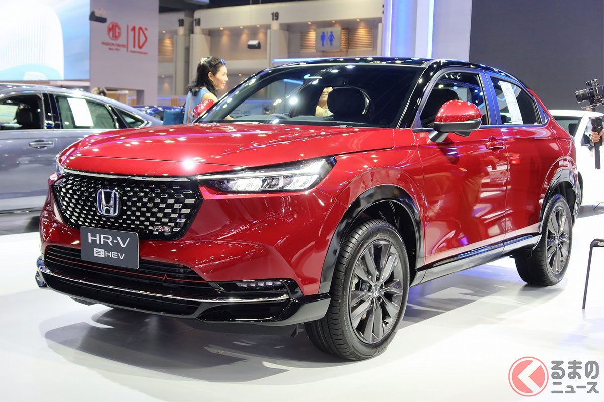 タイで販売される「HR-V」は日本では「ヴェゼル」として売られていますが、国内で純正アクセサリーとして売られるフロントグリルが装着されるなど、外観のイメージも日本仕様のヴェゼルとは異なります