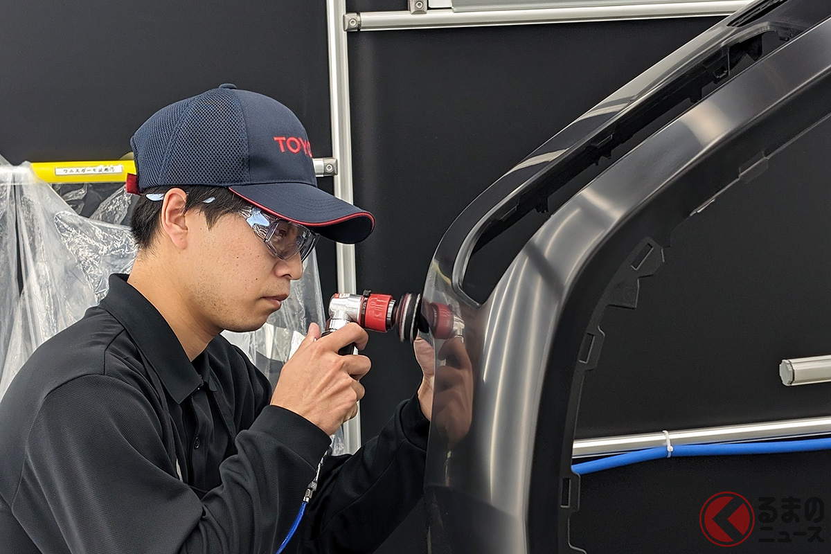 新型センチュリーの「素材の磨き」の様子