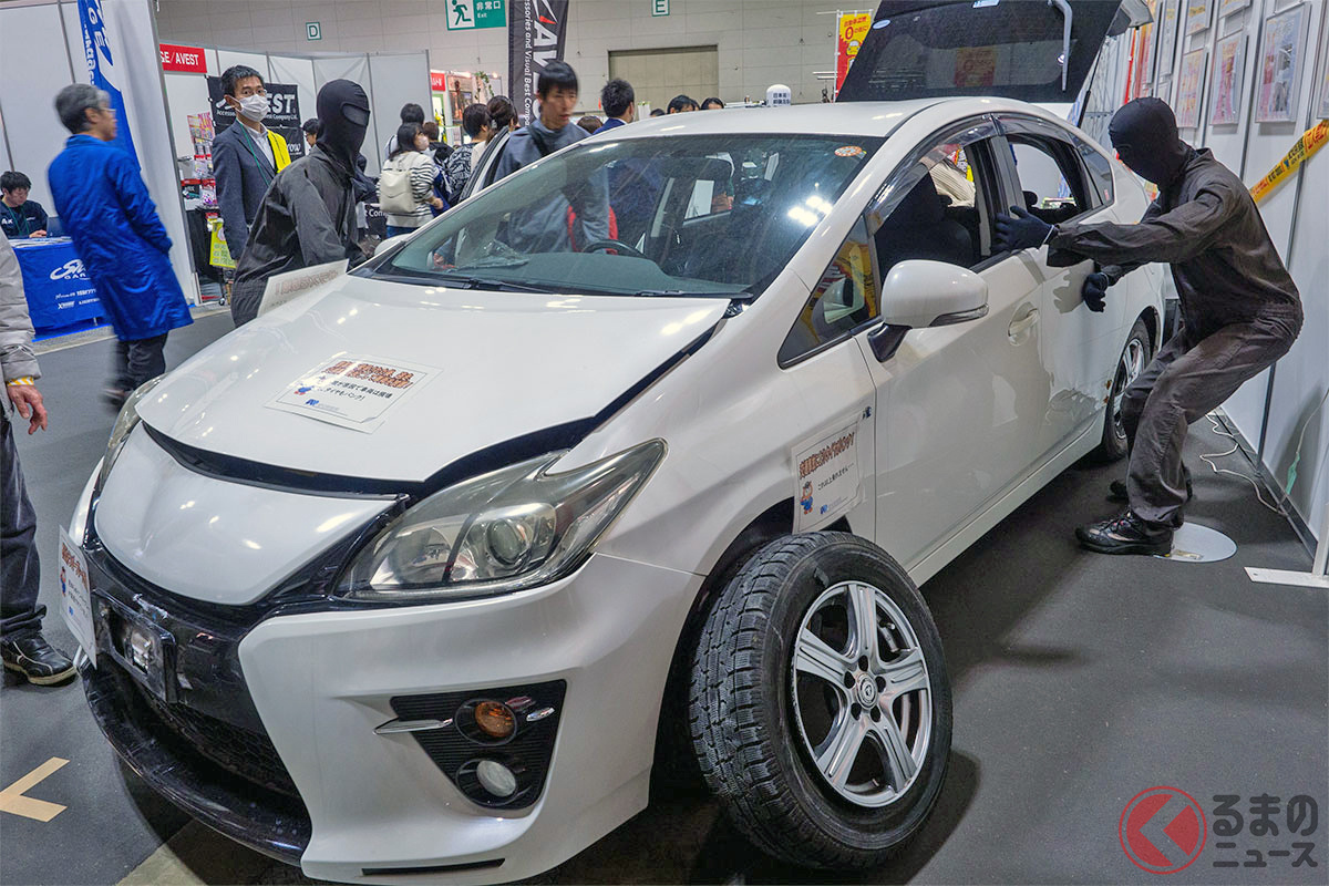 台風や大雨、強風など悪天候の時には要注意? その理由は?(画像は「名古屋モビリティショー2023」に展示された盗難されたクルマ)