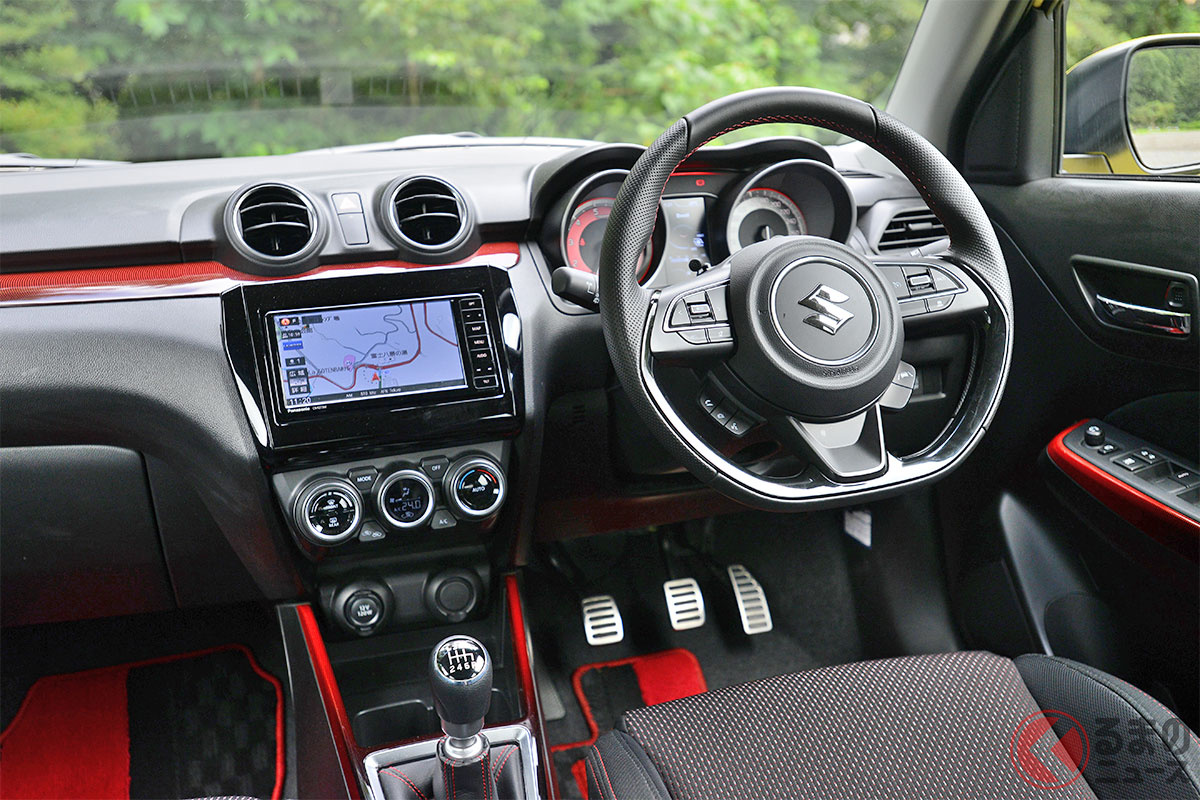 今や希少な「MT」車も継続するのか!? 写真はスズキ「スイフトスポーツ」現行モデルの内装