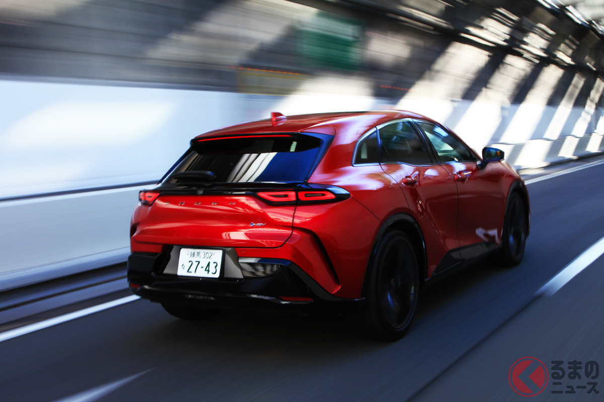 新型「クラウンスポーツ」の走り去る後ろ姿…