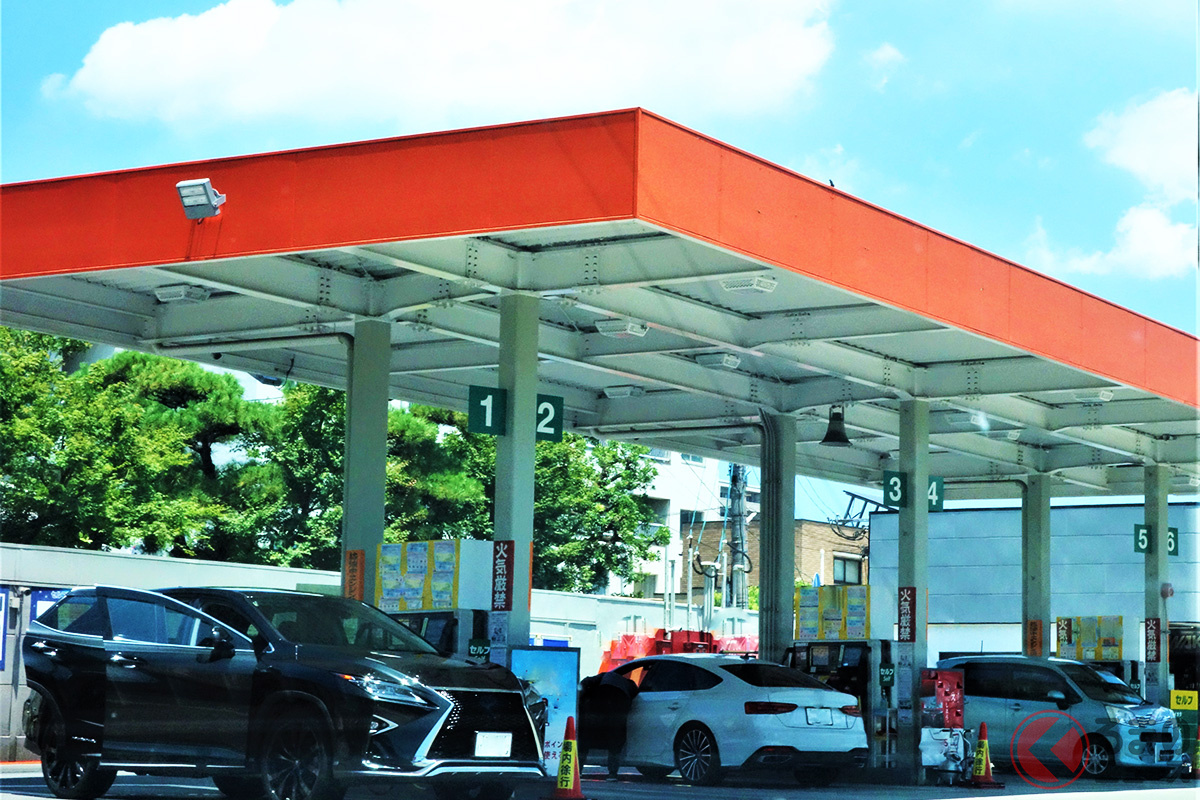 全国各地に点在するガソリンスタンドだが、ほとんどが平らな屋根を採用している。なぜ平らなのか?