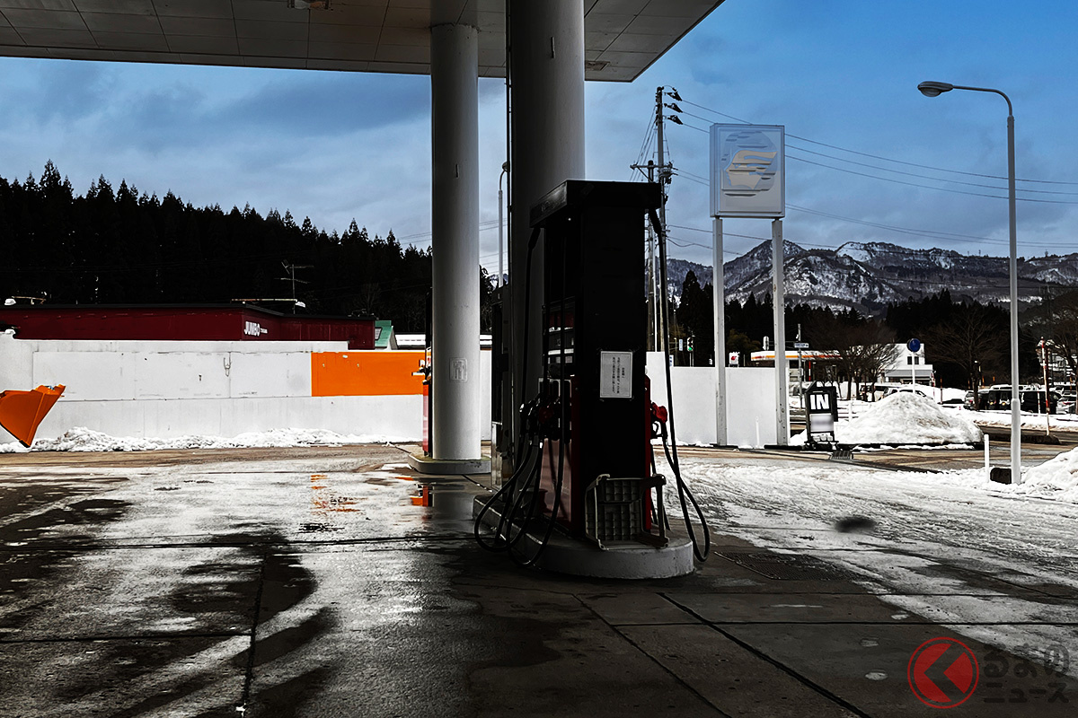 雪国のガソリンスタンドには、様々な工夫が凝らされています。