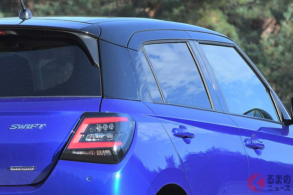 新型スイフトの後席ドアノブはドアパネル上に戻された!