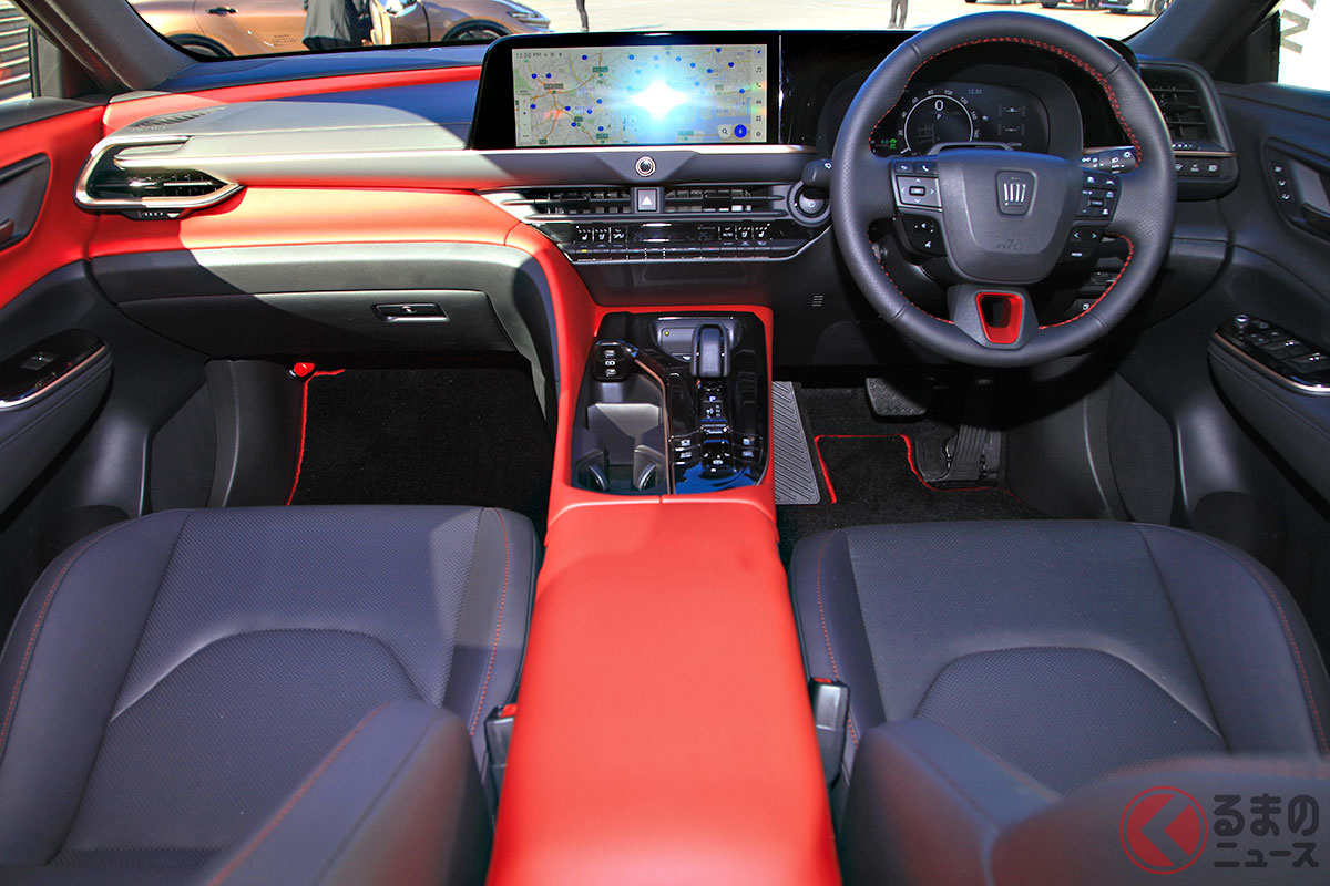 斬新すぎる内装の「クラウンスポーツ」