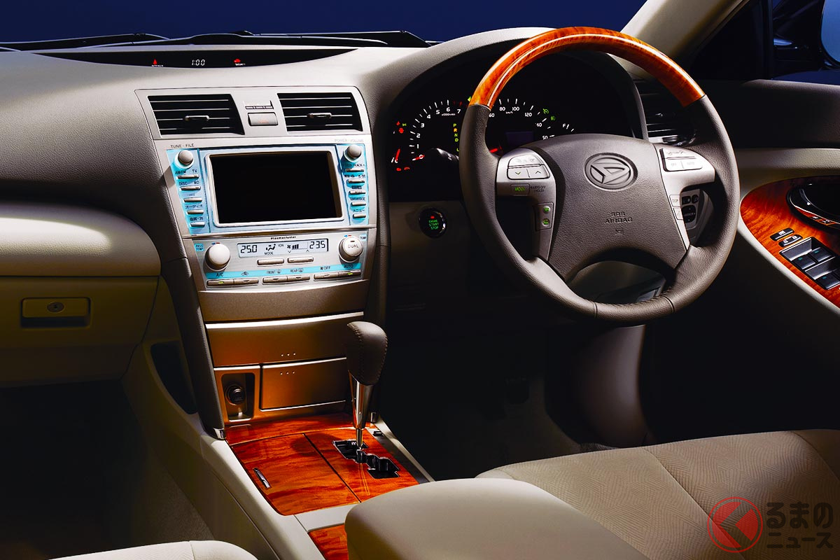 ダイハツの最高級車「アルティス」の内装(3世代目)