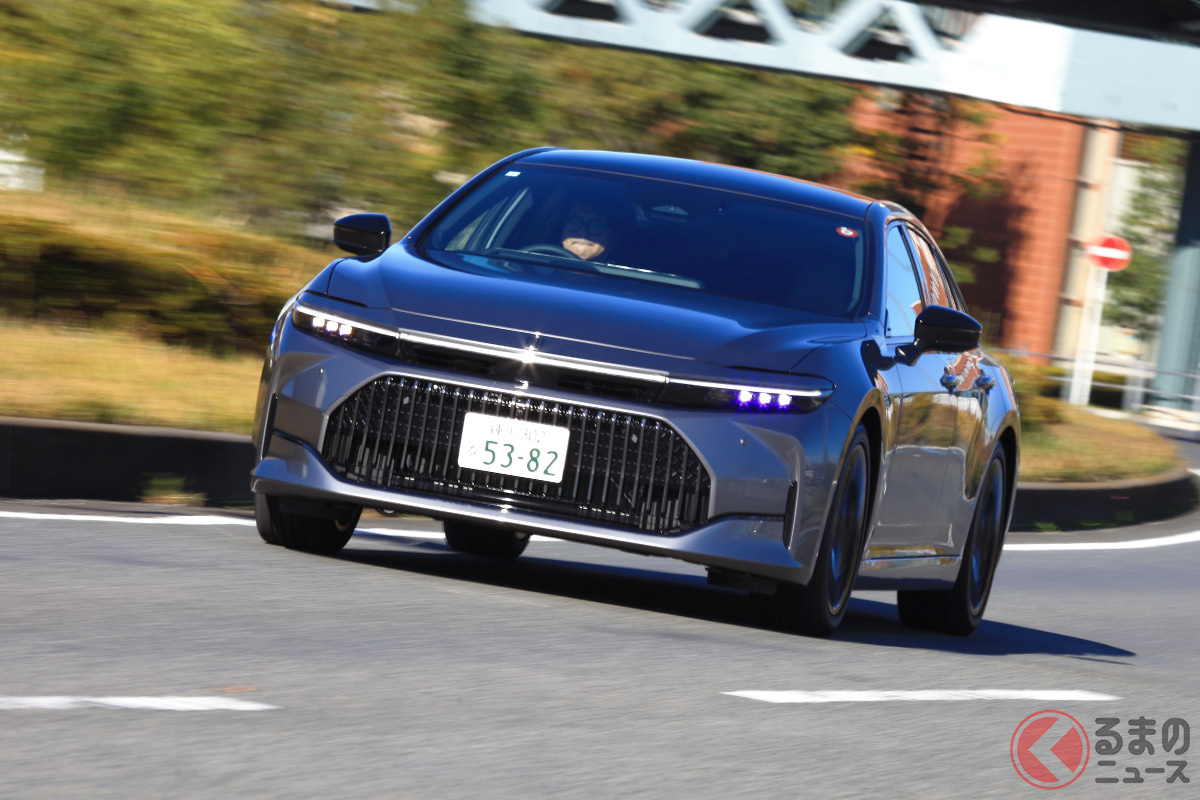 全長5mを超すボディサイズを感じさせないクラウンセダン