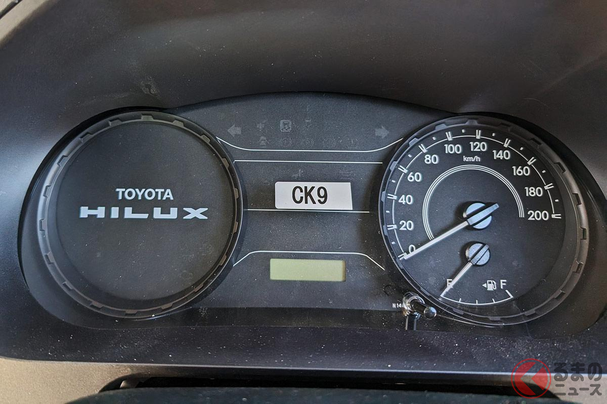 新型「ハイラックスチャンプ」の左側メーターにはハイラックスのロゴが書かれている